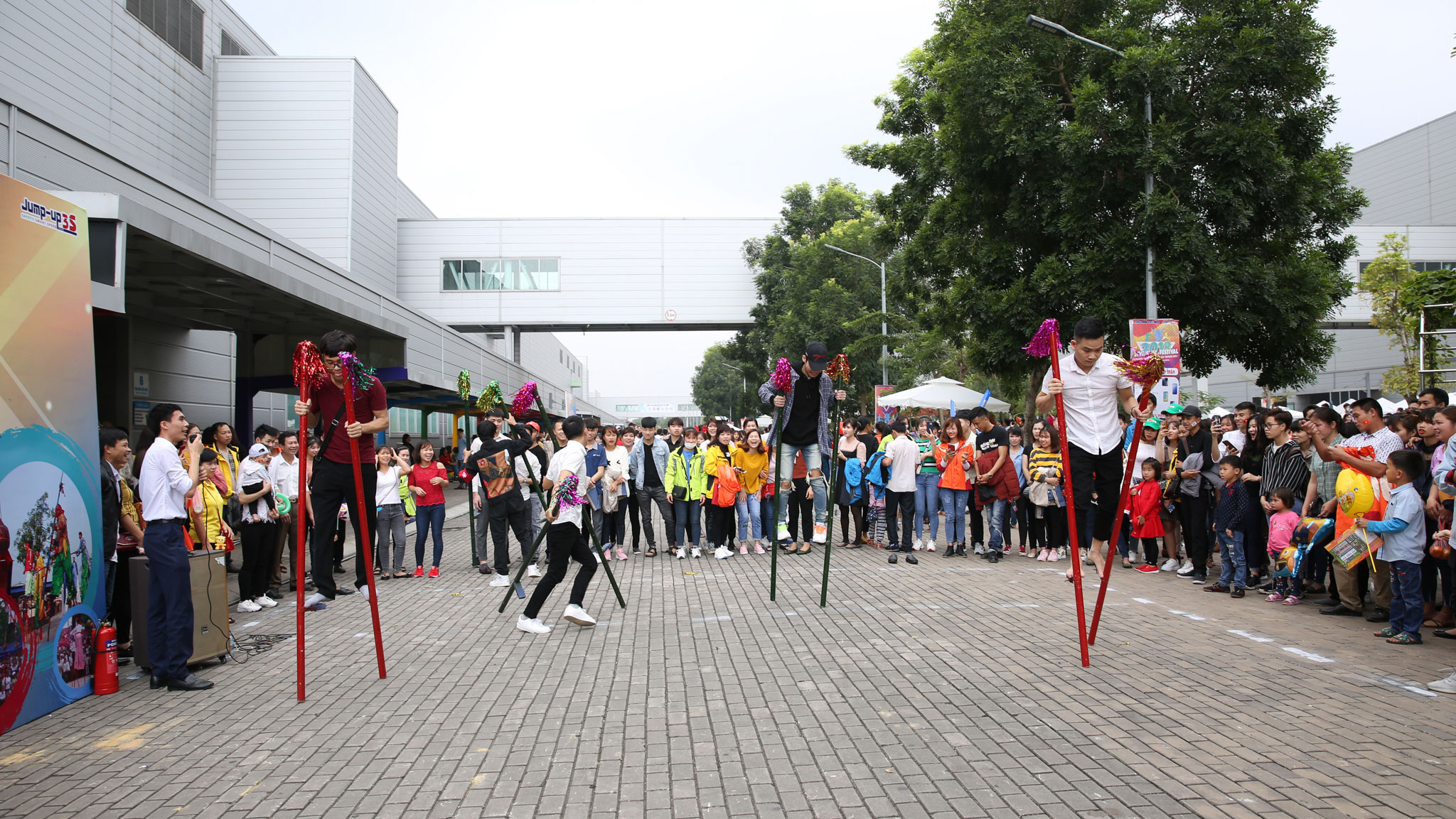 Fesitval Day - Ngày hội lớn nhất dành cho nhân viên và người thân với nhiều hoạt động thể thao, văn hóa đa
                dạng.