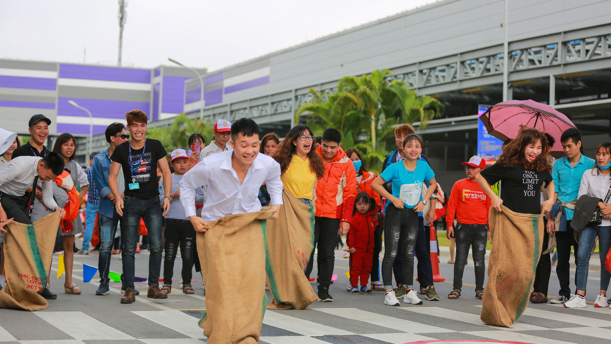 Fesitval Day - Ngày hội lớn nhất dành cho nhân viên và người thân với nhiều hoạt động thể thao, văn hóa đa
                dạng.