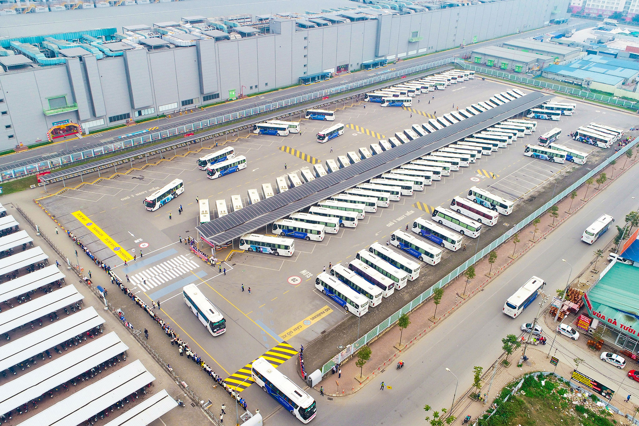 Hệ thống xe buýt đưa đón nhân viên Samsung lên đến gần 1.000 xe